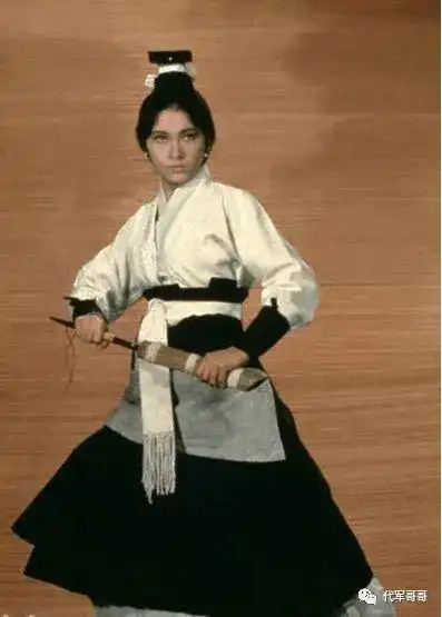 她是张国荣好友,替前夫还债却嫁债主,如今掌控亿万商业帝国