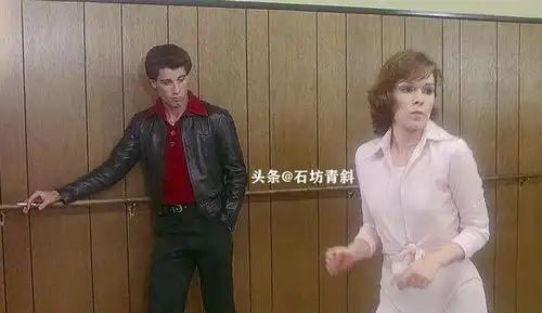 回归角色,只在柜中载歌载舞的约翰特拉沃尔塔
