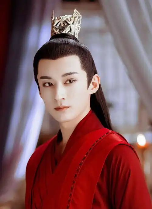 刘学义破万撑伞图长风渡白敬亭毛领撑伞,官配的海报细节满满,刘学义黑衣好帅