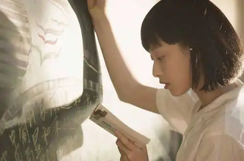 大一和大四的差距,网友太真实了,只恨太匆匆