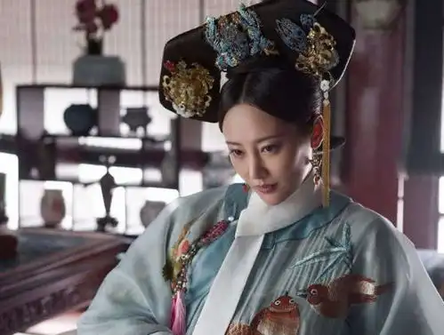 她因貌美被皇帝宠爱,进宫后连升三级,超乎想象
