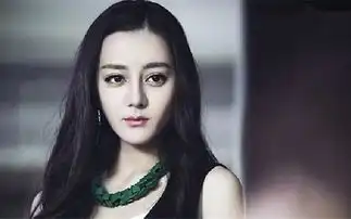 蓝朋友报到热巴大学时婚纱照曝光清纯可爱风格百变
