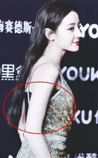 杨幂凹成麻花腿,热巴时刻捂胸口女明星都在用这些方法防走光
