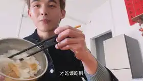 苗大姐早上起来浇菜地,一碗米粥配榨菜,鸟语花香真热闹