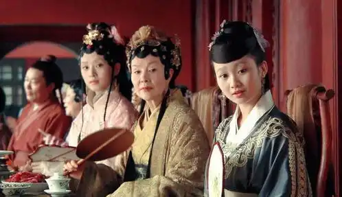满眼尽美女满耳是段子,红楼梦里的三大段子手是谁
