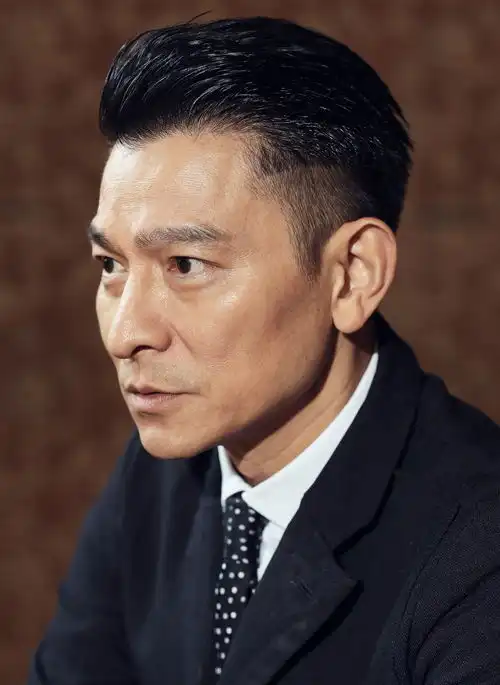 刘德华哭着道歉中止演唱会,别拿他跟小鲜肉比