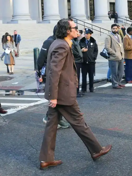 小丑2全新照片哈莉奎因亲吻一名女性,双面人出现