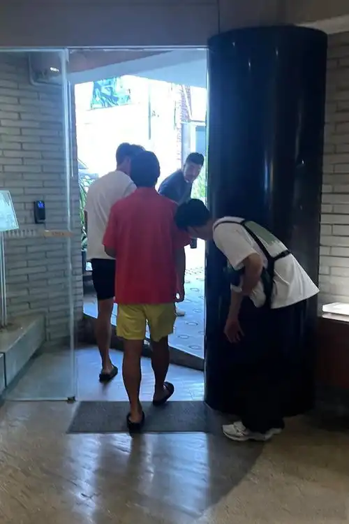 玄彬做造型被偶遇,留胡子穿拖鞋造型接地气,超宽的肩膀帅气爆棚
