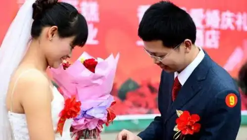 产妇生下儿子,被老公强行抱走想要回儿子,先还7万彩礼