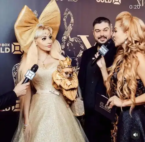 她是俄罗斯真人芭比,疯狂收藏9000个娃娃,还把自己家变成博物馆