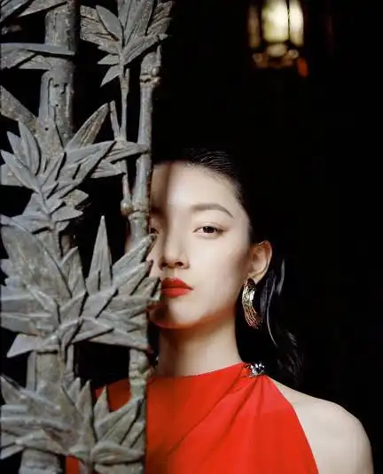 杜鹃冷色调照片犹如新生,旗袍装扮演示古典美,色彩鲜明百媚生