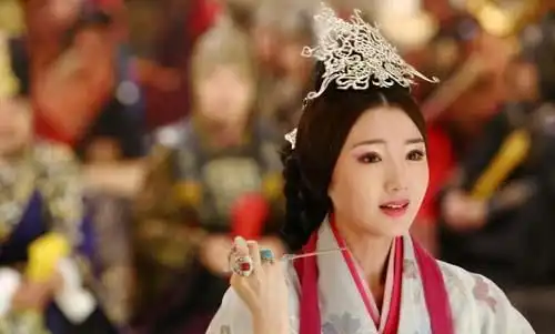 她六岁嫁给皇帝,孤独终老,一生的幸福被父亲葬送
