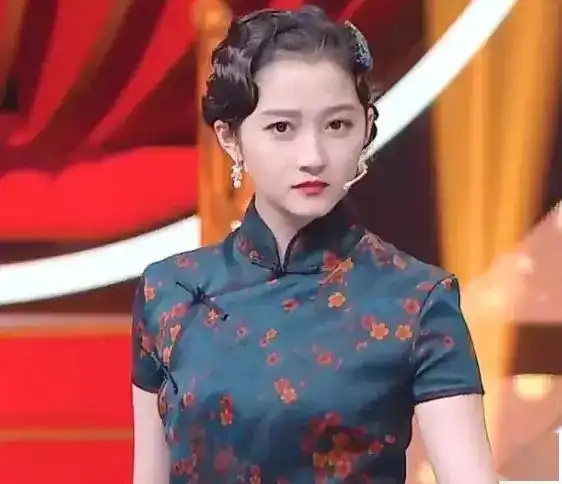 关晓彤童年旗袍照,看到腿,才知什么叫8岁就发育过猛
