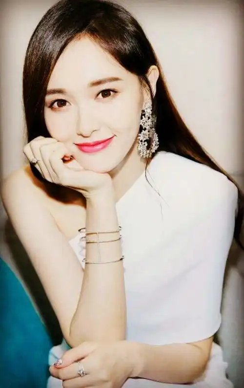 女星加上80年代滤镜,刘亦菲化身中世纪女爵,杨幂像画报美人