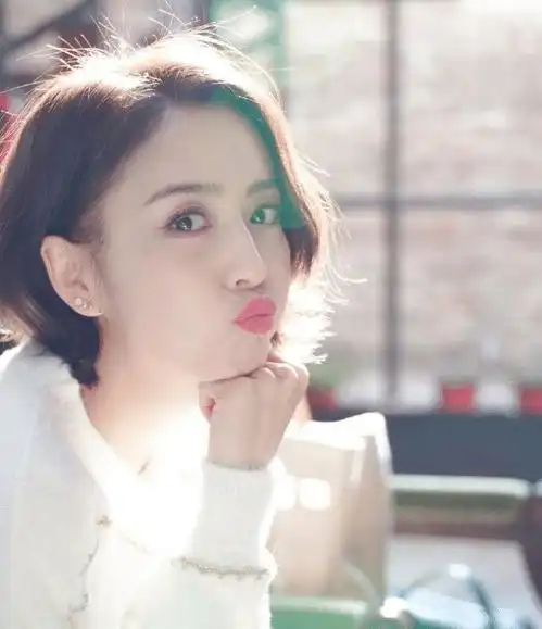 佟丽娅做饭近照晒出,看清照片后,网友裤子呢