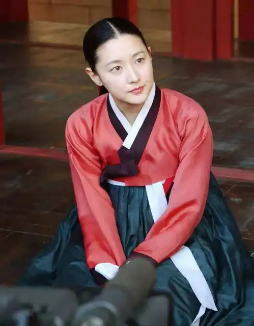 14年前因大长今红遍中国,今穿红色连衣裙,48岁依旧少女
