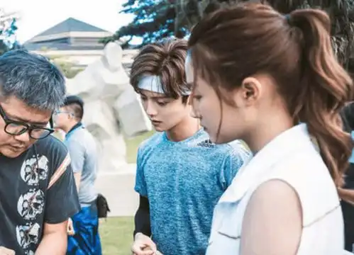 公开恋情后,鹿晗热巴粉丝便开始对攻,其实他们都被别人利用了