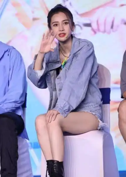 杨颖真是太有少女感了一身牛仔造型搭紫色短上衣亮相,甜美俏皮