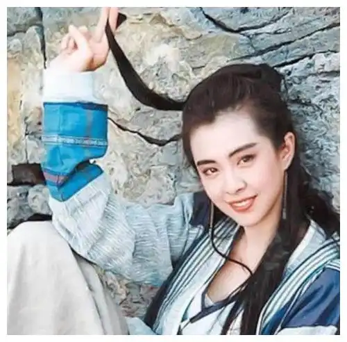 王祖贤年轻剧照曝光,当年旁边的小记者,已经成为天王
