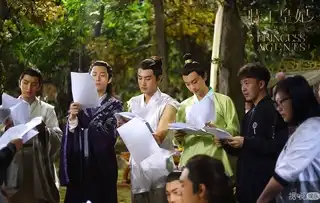 楚乔传曝光杀青特辑,林更新戳赵丽颖脸蛋颖宝萌萌哒
