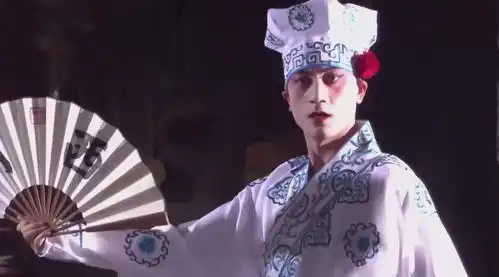 龙门镖局白敬祺的新衣服引来众人嘲讽,让他赶紧去更换衣服