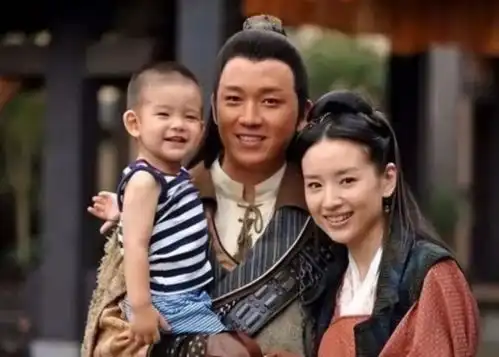 董洁携顶顶现身机场,13岁顶顶身高接近妈妈,完美继承潘粤明基因