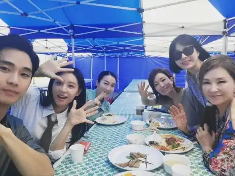 高颜值财阀夫妻档来了韩剧眼泪女王金秀贤金智媛双人剧照首度公开,网太有cp感了吧
