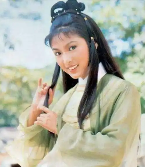 68岁米雪近照,背心短裤尽显好身材,不愧是初代俏黄蓉
