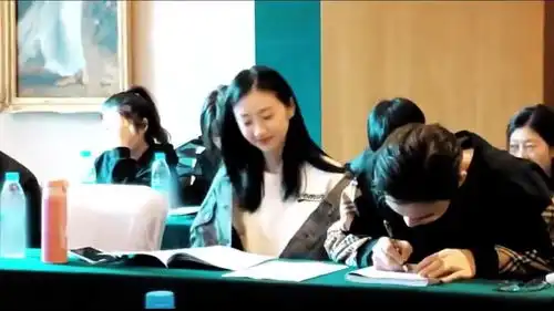 司藤花絮景甜在台词本上做笔记,夏天穿着羽绒服拍戏
