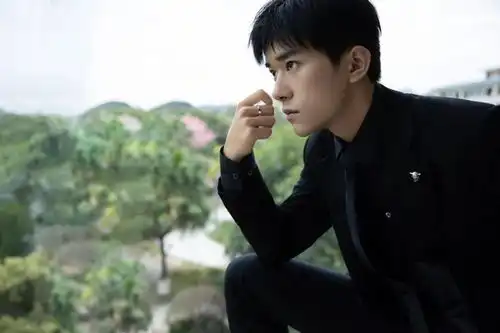 快讯李现红毯易烊千玺颁奖典礼王嘉尔封面周冬雨活动