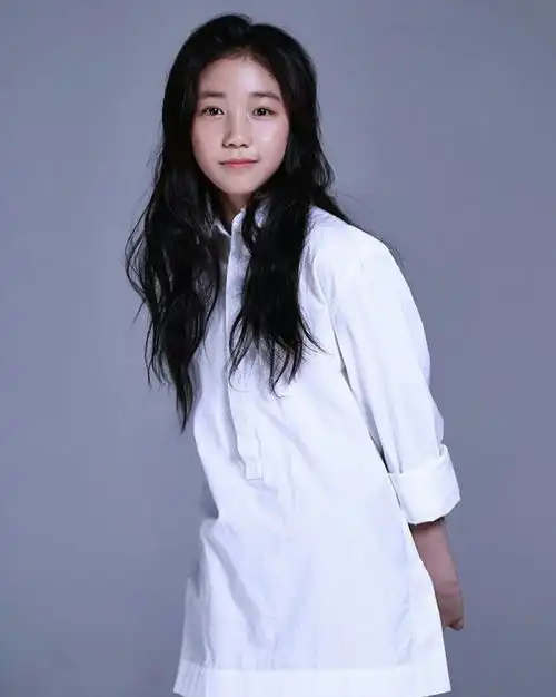 素媛女孩李甄终于逆袭穿短裙秀美腿,真实的13岁少女
