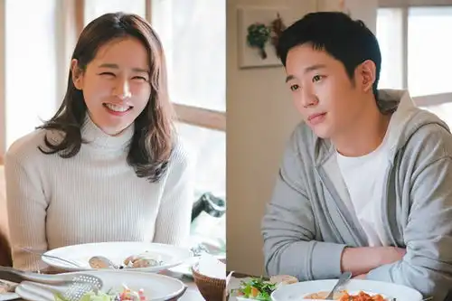 经常请吃饭的漂亮姐姐最新剧照曝光孙艺珍丁海寅姐弟恋甜蜜升级
