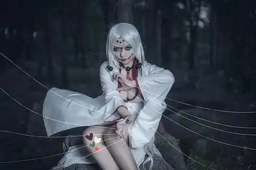 鬼灭之刃真人还原蜘蛛妈妈,妆容精致还原,看到背景之后害怕了