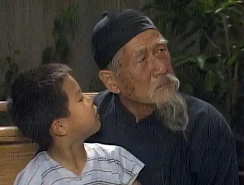 好演员电影中一人千面,64岁演四世同堂祁老爷成经典,72岁去世