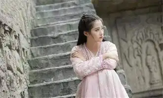 乾隆女儿没钱买珠宝,乾隆板着脸说出6字,和珅只能乖乖掏钱
