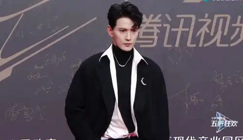 徐正溪出席腾讯星光大赏造型绅士优雅,诠释黑白经典