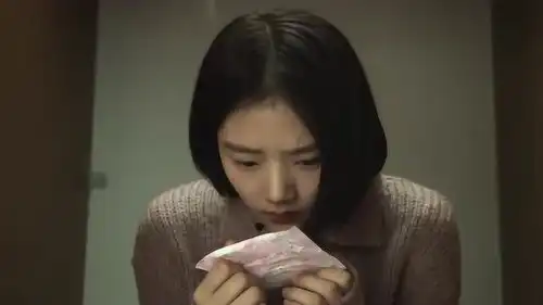 悲伤逆流成河易遥羡慕顾森湘,连卫生巾都是香的,傻傻的闻了好久
