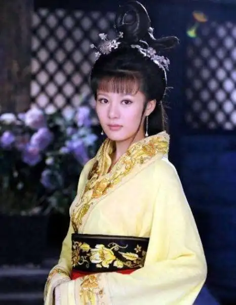 靠着姑父大二开始拍戏,姑妈离婚后,如今只能拍昙花一现的纪晓芙
