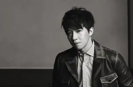 俞灏明为八佰献身,演反派遭辱骂,31岁胡歌为其点赞
