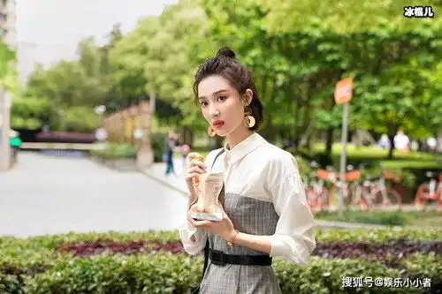 孙佳雨能因为朱闪闪而火起来吗曾经的校园女神能否逆袭
