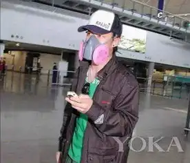 防毒面具这么酷杨幂用它配潮服效果杠杠的