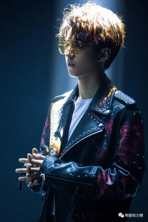 快讯王俊凯宣传照蔡徐坤杂志重启剧照迪丽热巴写真