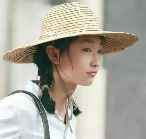 周冬雨摘取金像奖影后取代周迅,曾被称作最差谋女郎的她凭什么