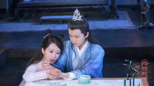 杨紫新剧再度上线大家选择紫萱还是旭凤,网友剧情都太虐
