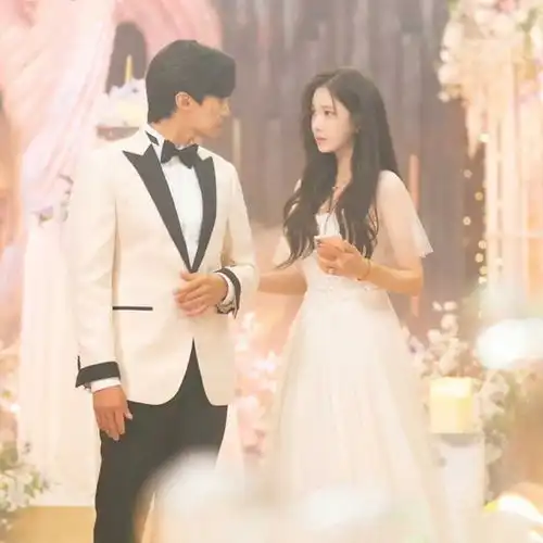 顶楼3秀莲洛根李订婚照,穿长裙配烫发好韩范,又成直男斩