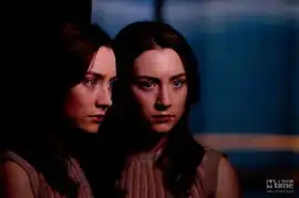 宿主曝新剧照西尔莎罗南被外星人附身
