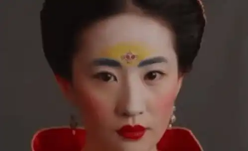 花木兰试妆花絮,33岁刘亦菲素颜出镜,这不是花木兰本人