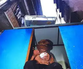 8旬盲人老伯因家境贫困蜗居木箱
