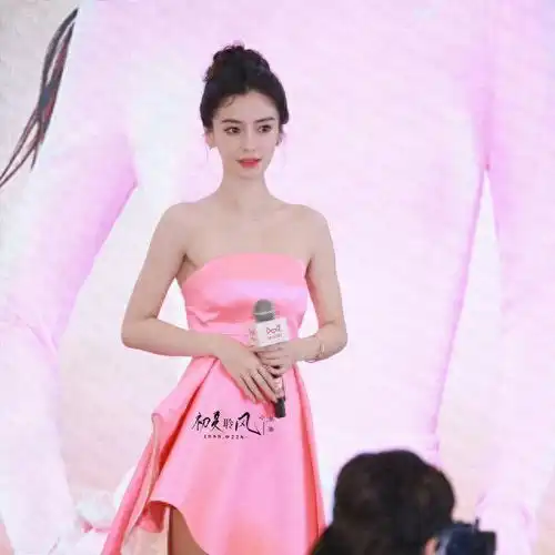 杨颖angelababy线下活动状态,一身粉色抹胸长裙真的美极了
