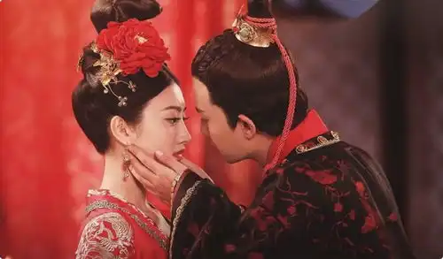 同样是凤冠霞帔,把杨紫和李沁等人放一起看,差距就出来了
